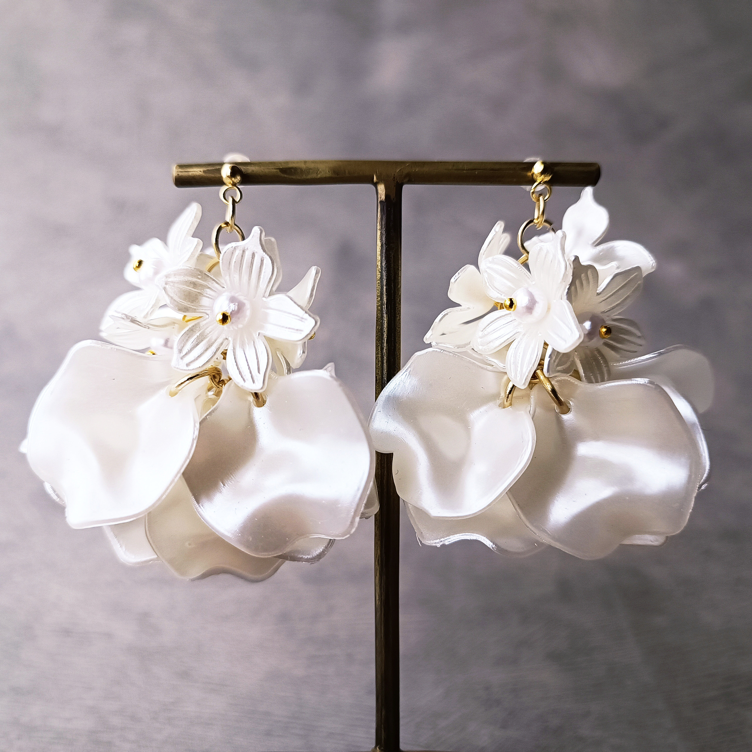 白 サテン 大ぶり 揺れる ロング 花 結婚式 ウェディング ブライダル ピアス イヤリング アクセサリー 前撮り