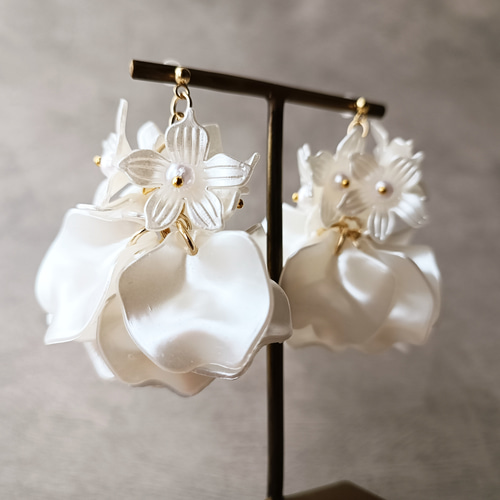 白 サテン 大ぶり 揺れる ロング 花 結婚式 ウェディング ブライダル