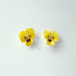 小さいビオラのピアス 〈yellow①〉 1枚目の画像