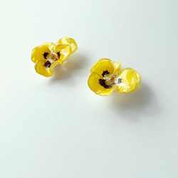 小さいビオラのピアス 〈yellow①〉 2枚目の画像