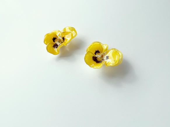 小さいビオラのピアス 〈yellow①〉 2枚目の画像