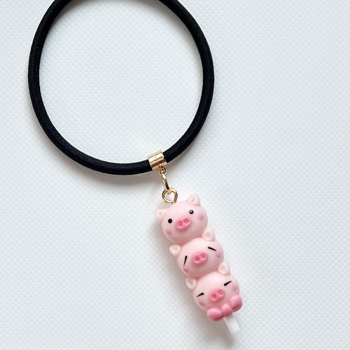 ミミ様❤︎.*No.041112 ヘアゴムorキーホルダー mia 手刺繍 ヘアゴム くるみボタンに刺繍された可愛いヘア