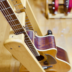 【24時間以内に発送】手作り木工　木製ギタースタンド （オーク） ２本掛け 2枚目の画像