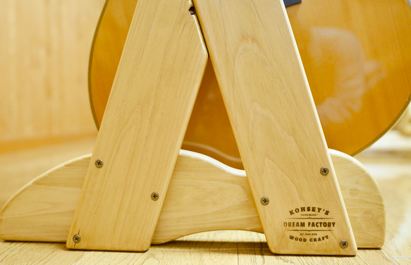 【24時間以内に発送】手作り木工　木製ギタースタンド （オーク） ２本掛け 6枚目の画像