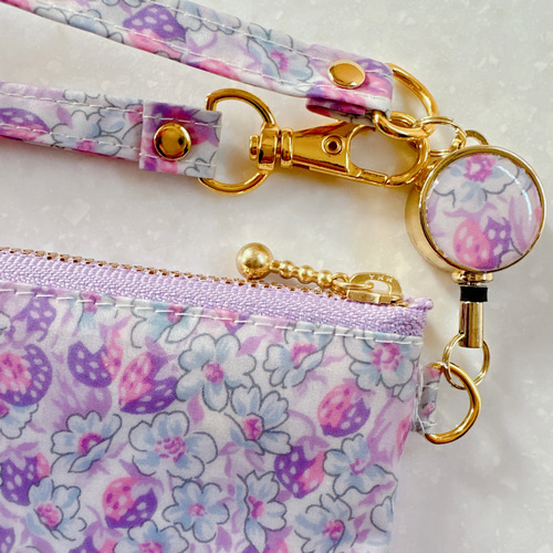 リバティ ラミネート リール式キーケース・アシュテッド フレーズ リバティ ラミネート リール式キーケース・アシュテッド フレーズ