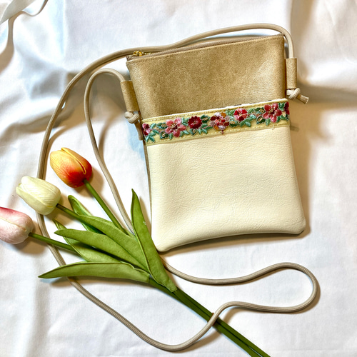 インド刺繍リボン×フェイクレザー インド刺繍 スマホショルダー