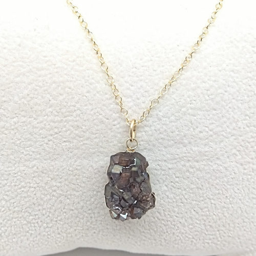 レインボーガーネット 奈良県天川村産 ペンダントトップ １ 萌】奈良県天川村産レインボーガーネット(12.4ct)女神巻きペンダント