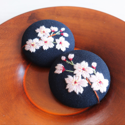 ハンドメイド 刺繍 くるみボタン 桜の木 ブローチ ストラップ