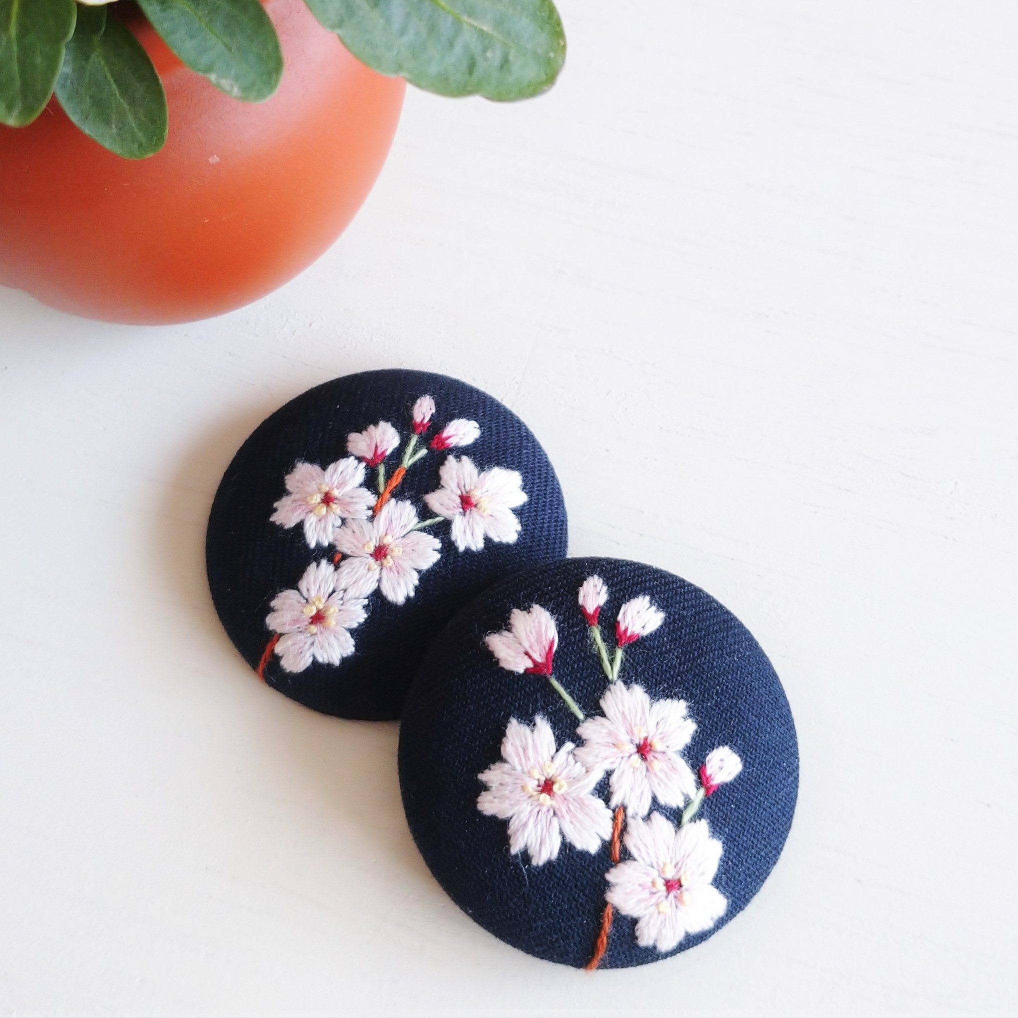 桜 枝 刺繍 くるみボタン 【ブローチ／ヘアゴム】 ブローチ 霜月