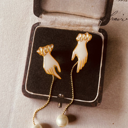 優雅之手 |  夾式耳環 Elegant hand Pearl clip-on earrings | cloisonné 第6張的照片