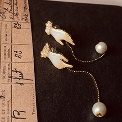 優雅之手 |  夾式耳環 Elegant hand Pearl clip-on earrings | cloisonné 第10張的照片