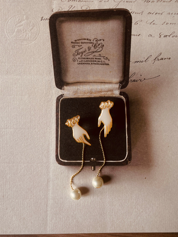 優雅之手 |  夾式耳環 Elegant hand Pearl clip-on earrings | cloisonné 第5張的照片