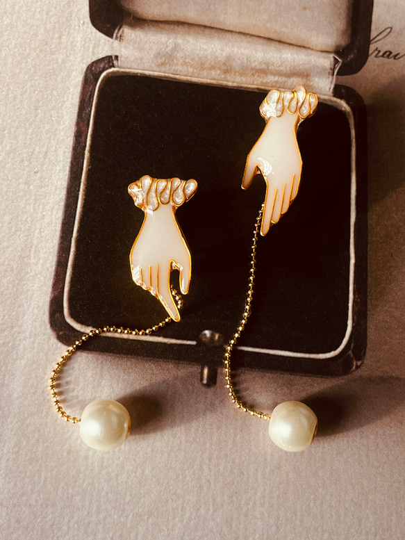 優雅之手 |  夾式耳環 Elegant hand Pearl clip-on earrings | cloisonné 第7張的照片