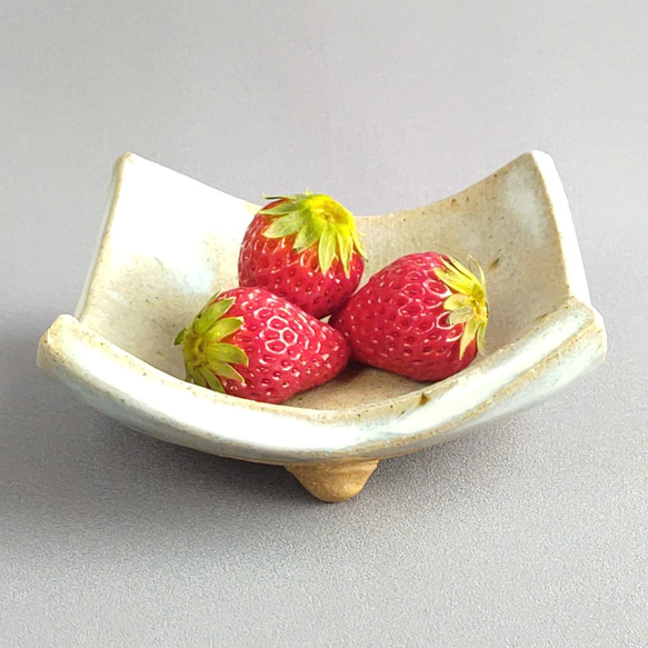 足つき角皿 白萩釉 【商品番号：00308】 中皿 やきもの實陶 通販