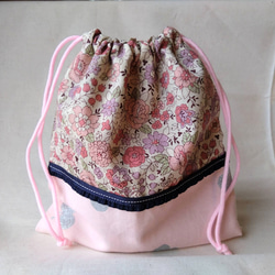 YUWA ピンク　花柄　コップ袋　巾着　ブルーフリル　〜入園　入学準備、お菓子や小物入れにも〜 1枚目の画像