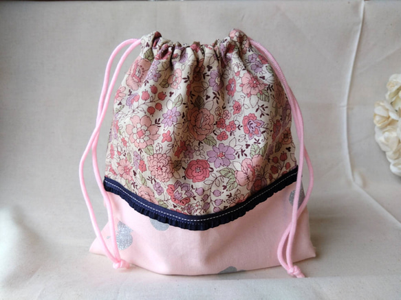 YUWA ピンク　花柄　コップ袋　巾着　ブルーフリル　〜入園　入学準備、お菓子や小物入れにも〜 1枚目の画像