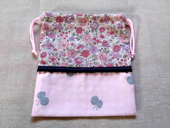YUWA ピンク　花柄　コップ袋　巾着　ブルーフリル　〜入園　入学準備、お菓子や小物入れにも〜 2枚目の画像