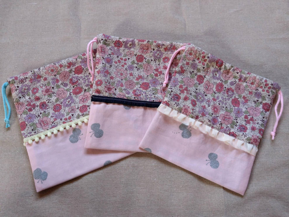 YUWA ピンク　花柄　コップ袋　巾着　ブルーフリル　〜入園　入学準備、お菓子や小物入れにも〜 4枚目の画像