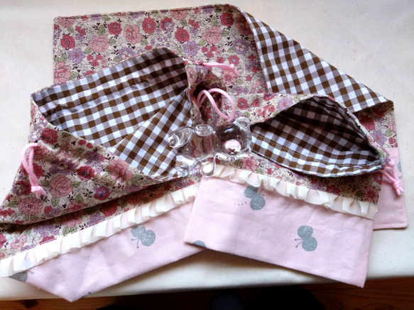YUWA ピンク　花柄　コップ袋　巾着　ブルーフリル　〜入園　入学準備、お菓子や小物入れにも〜 6枚目の画像