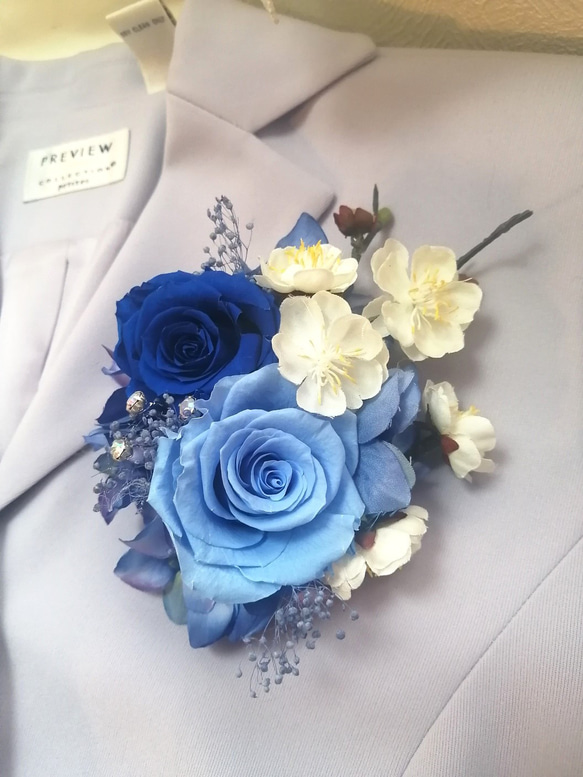 値下げ　ブルーのプリザーブドのコサージュ　髪飾り　梅の花　ロイヤルブルー　卒業　入学　成人　結婚式　他 1枚目の画像