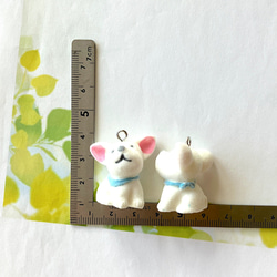 もふもふ　わんこ　犬　チャーム　おすわり　フロッキー　29~31x28.5x24.5mm 3枚目の画像