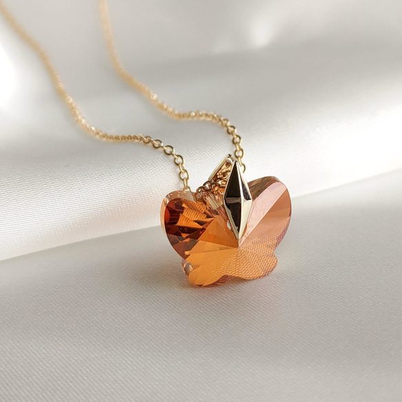稀有銅橙 | 蝴蝶形優質水晶吊墜項鍊 | 蝴蝶琥珀 第1張的照片