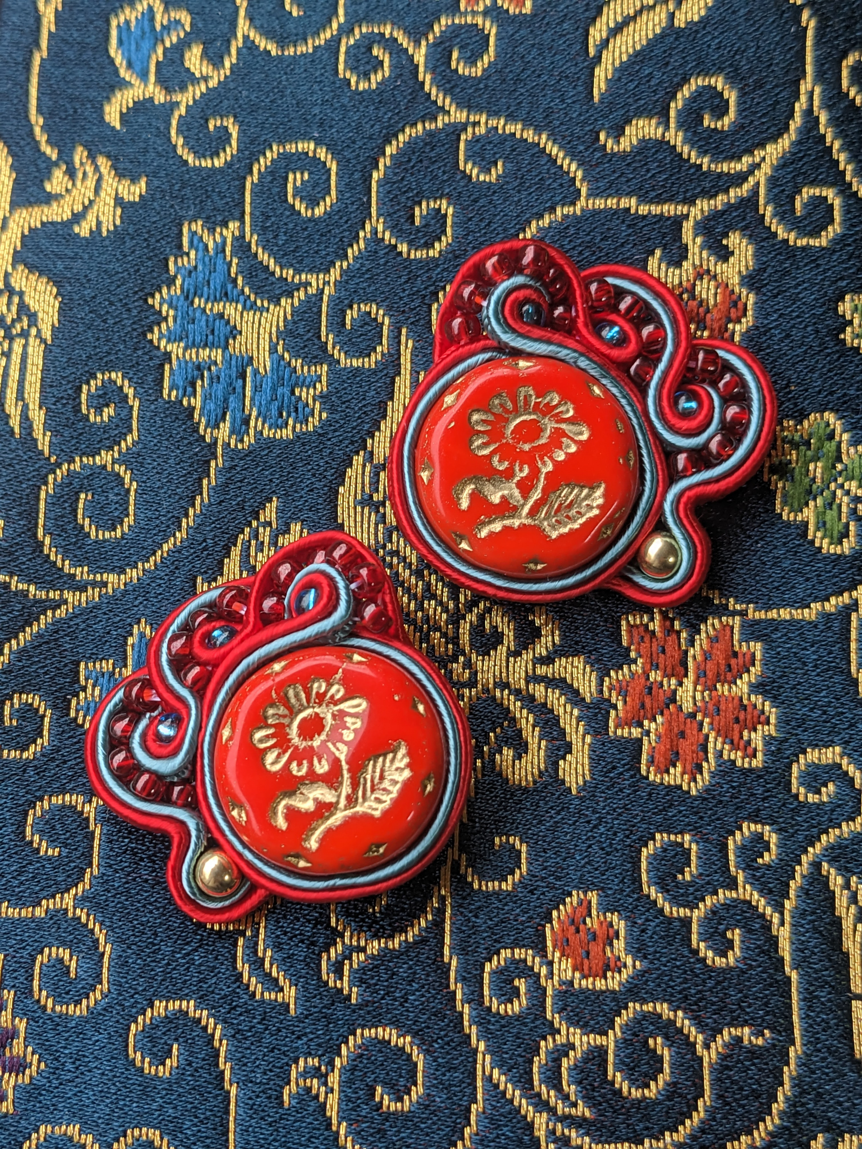 チェコビーズ　赤　派手　花柄　ソウタシエアクセサリー　イヤリング　ピアス　金属アレルギー対応　チャリティ