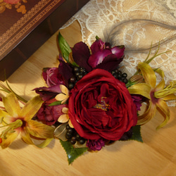 赤いバラとアリストロメリアのコサージュ（髪飾り）黄色いリリーのパーツ付き 1枚目の画像