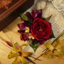 赤いバラとアリストロメリアのコサージュ（髪飾り）黄色いリリーのパーツ付き 2枚目の画像