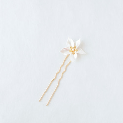 白のアクリルのお花のかんざし 1枚目の画像