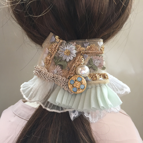 ♡インド刺繍リボン　ポニーフック　ヘアカフ　アイボリーふんわりレース♡ インド刺繍 リボン ポニーフック ヘアカフス レース×ボタン ホワイト