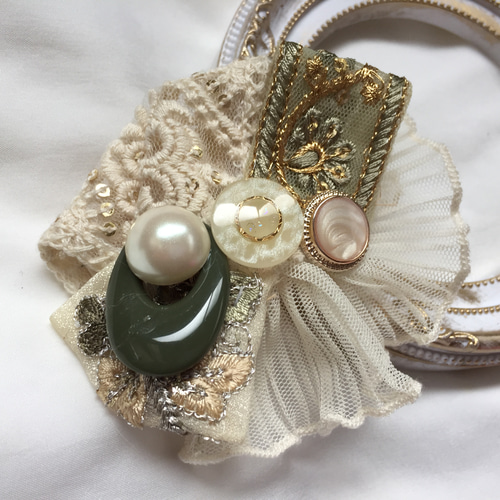 ♡インド刺繍リボン　ポニーフック　ヘアカフ　アイボリーふんわりレース♡ インド刺繍 リボン ポニーフック ヘアカフス レース×ボタン ホワイト