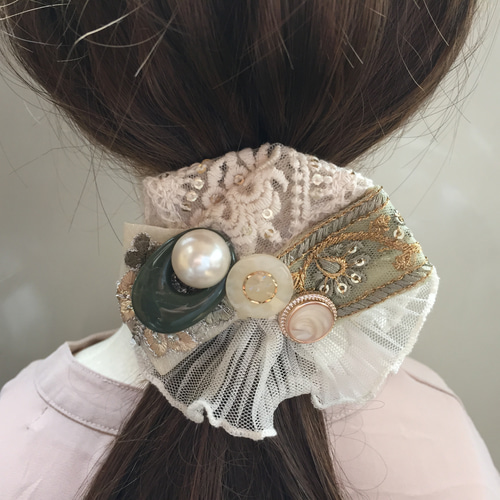 ♡インド刺繍リボン　ポニーフック　ヘアカフ　アイボリーふんわりレース♡ インド刺繍 リボン ポニーフック ヘアカフス レース×ボタン