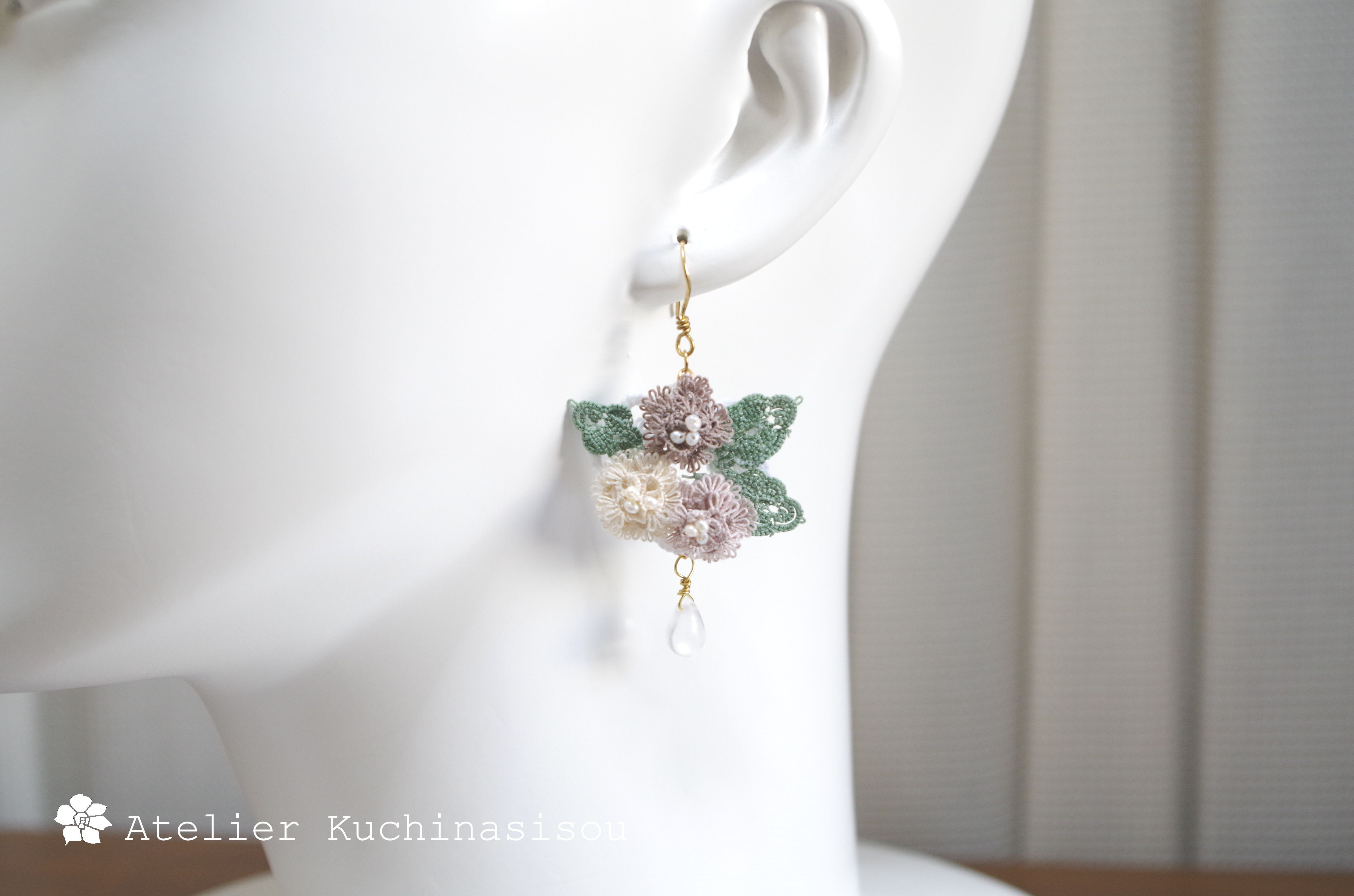 【受注製作】タティングレースの小花とチェコビーズのピアス〈セピア〉