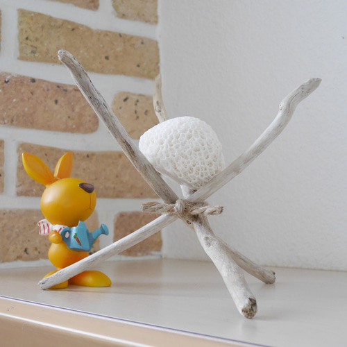 激美！! 宮古島産 天然 球体サンゴ SS 流木のスタンド付き エアー