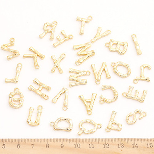 K18ゴールド　アルファベットRチャーム 約2.5cm K18ゴールド アルファベットRチャーム 約2.5cm Amazon.co.jp: 26