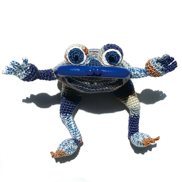 【カエル がま口 】かぎ針編みのカエル ブルー系 1枚目の画像