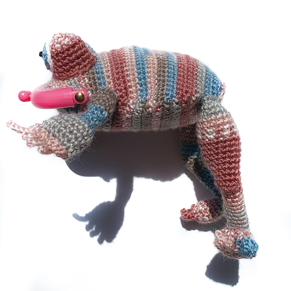 【カエル がま口 】かぎ針編みのカエル ピンクグレー系 6枚目の画像