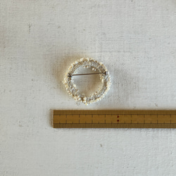 月の真珠 A 淡水パールと絹糸のブローチ　大  circle brooch　 6枚目の画像