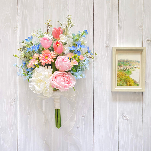 ピンク&ブルーの淡色フレッシュ クラッチ ブーケ（アーティフィシャル