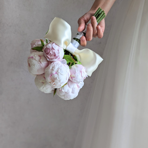 ウェディングブーケ】ほんのりと色づきました、つぼみの芍薬にフランス 