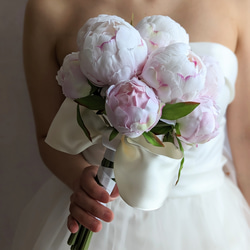 ウェディングブーケ】ほんのりと色づきました、つぼみの芍薬にフランス