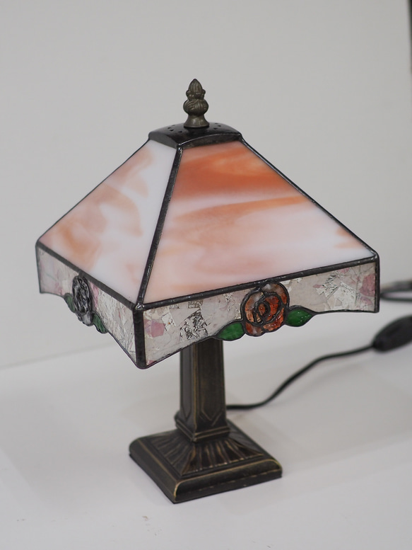 「4色のバラのステンドグラスランプ・Ver.2」照明　薔薇のランプ 6枚目の画像