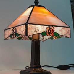「4色のバラのステンドグラスランプ・Ver.2」照明　薔薇のランプ 1枚目の画像