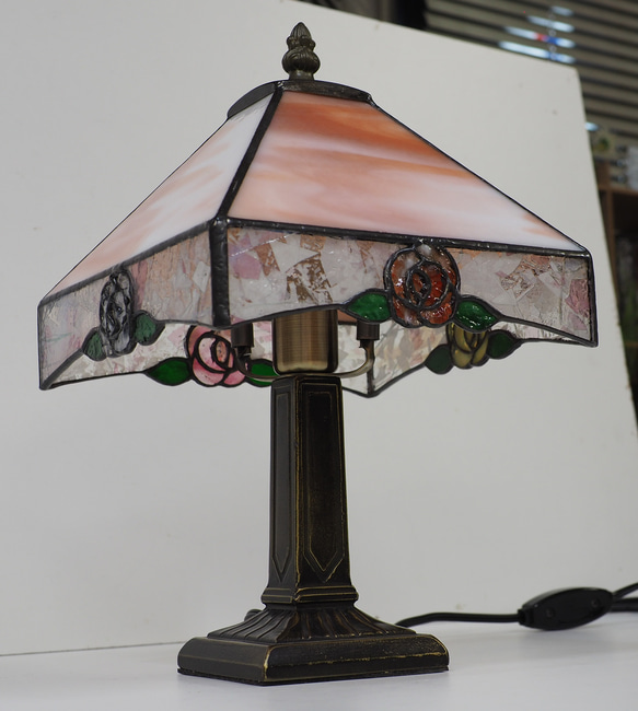 「4色のバラのステンドグラスランプ・Ver.2」照明　薔薇のランプ 2枚目の画像