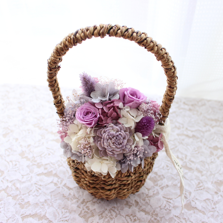 古希にフラワーバスケットアレンジ　パープル　プリザーブド　花　むらさき　記念日　退職　お祝い　かご　お供え　喜寿　傘寿