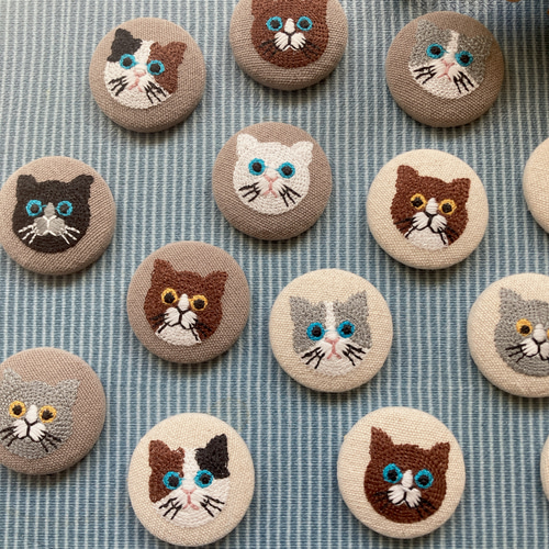 刺繍ねこのくるみボタンヘアゴム。猫ブローチ。 ヘアゴム