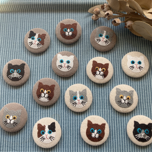 刺繍ねこのくるみボタンヘアゴム。猫ブローチ。 ヘアゴム 刺繍ねこのくるみボタンヘアゴム。猫ブローチ。 ヘアゴム