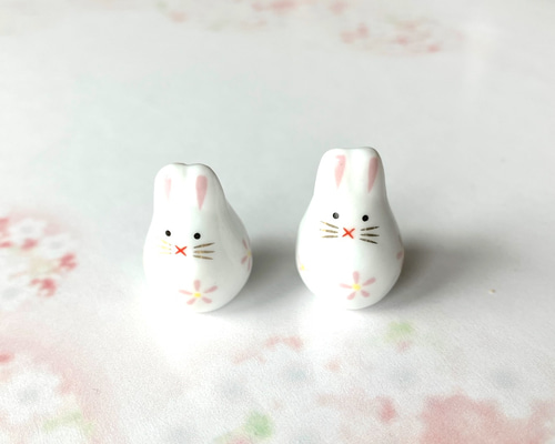春のお花つきうさぎさん 陶器のビーズ 2個（兎 ウサギ パール