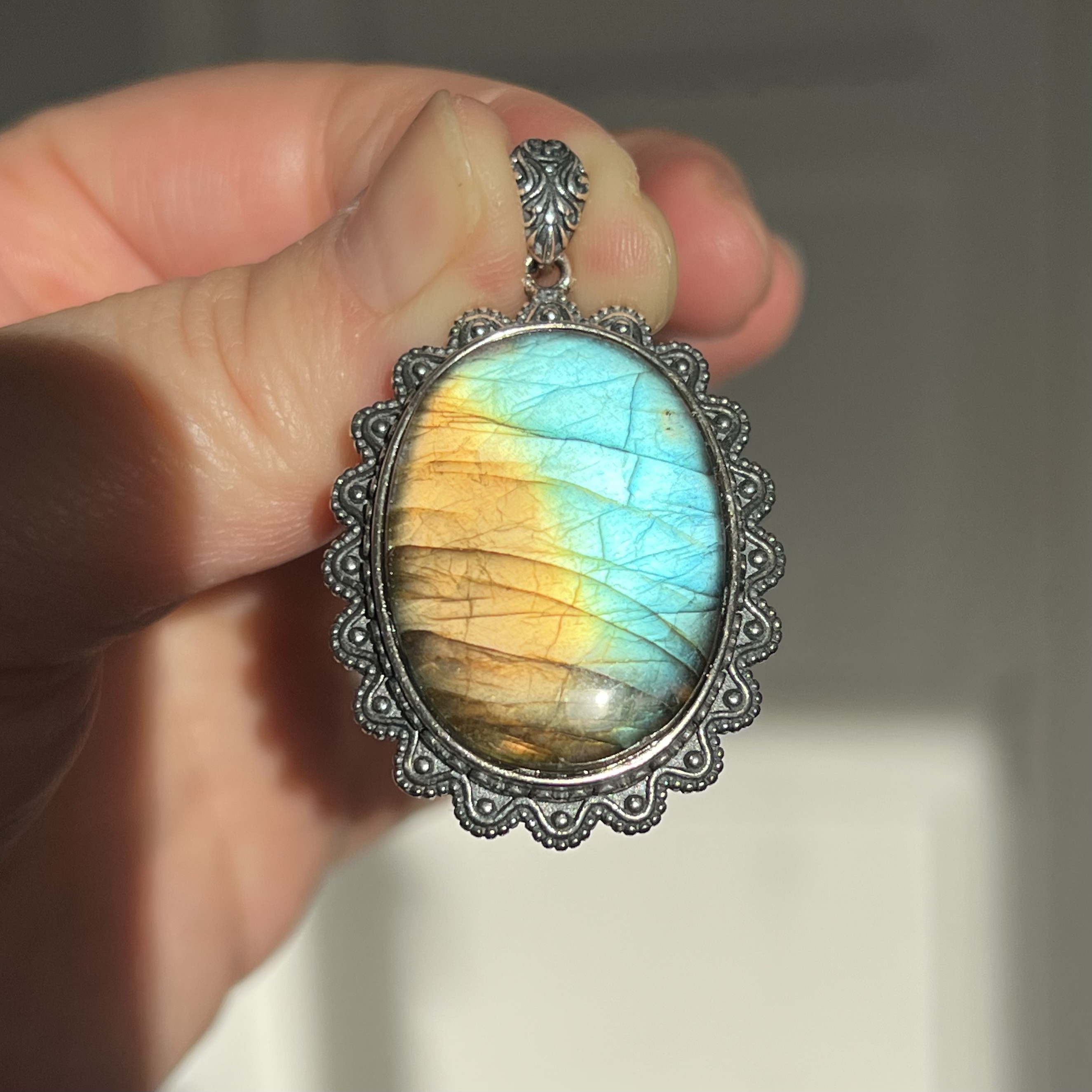 イギリス発送　トップグレード　ラブラドライトペンダント　最強の癒し　縁起物　一期一会